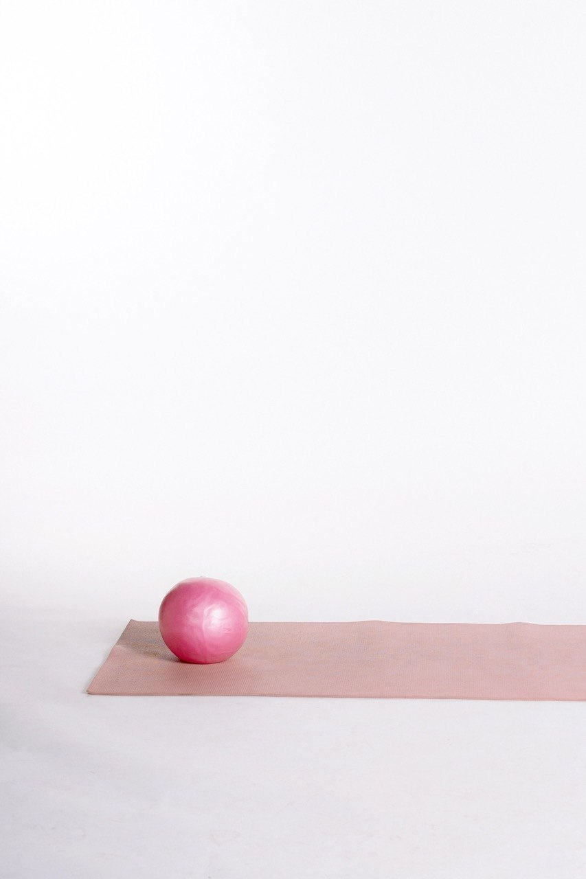 Pilates Ball auf rosa Trainingsmatte — J-Vibe Method